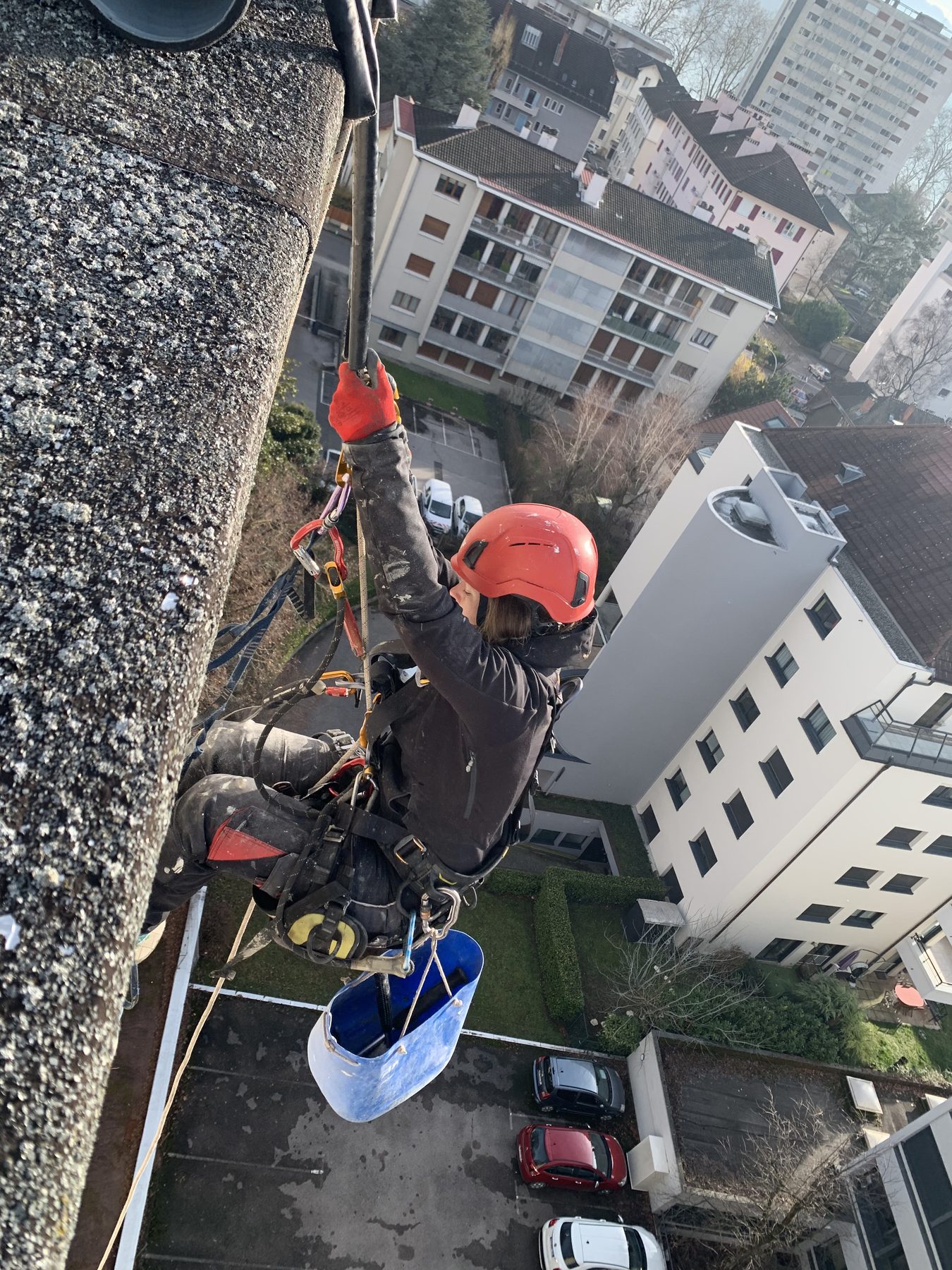 Cordiste en intervention en hauteur sur un immeuble